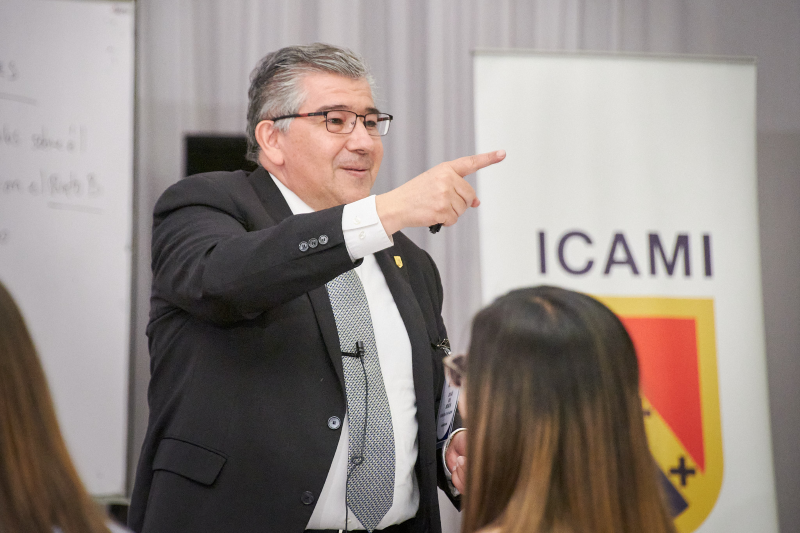 Profesional dando conferencia